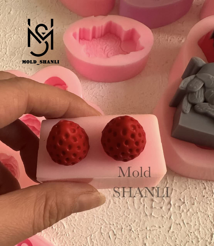 قالب سیلیکونی توت فرنگی ۲ سانت برای شمع سازی و رزین