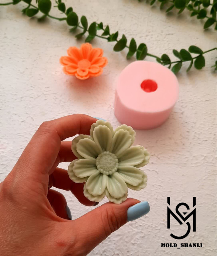 قالب سیلیکونی گل بابونه 8 گلبرگ 6 سانت برای شمع سازی و رزین